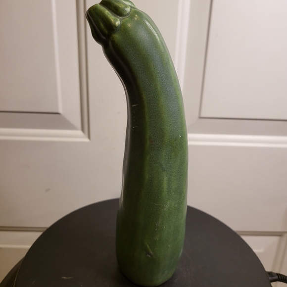 Matte Green Zucchini Ceramic Vase Signed Patricia Garrett 9.3" - Picture 6 of 10